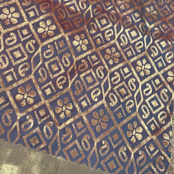 Green with wine dual tone banarasi silk saree with all over jamewar zari work - Picture 9 of 13